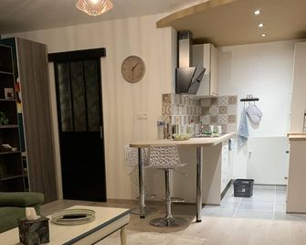 Quiet, fully-equipped apartment in the heart of Meung/Loire - เมิงซูร์ลัวร์ - ห้องครัว