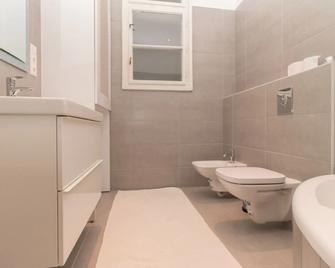 Butterfly Home Danube - Budapest - Bathroom