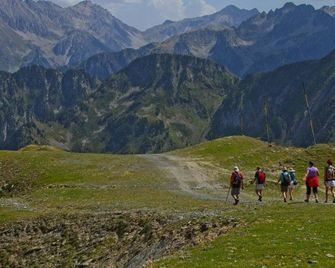 Perfect Location: 2-Bedroom Apartment, Sleeps 6, Parking, Close to Cable Car - Cauterets - Golf course