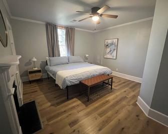 Charming 3 bedroom - Two Blocks from the Fountain - Somerset - Schlafzimmer