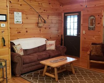 Trout Fish-Inn Cozy Cabin w/ Hot Tub, Fire Pit & Steps from Downtown Helen! - Helen - Sala de estar