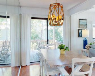 New Kitchen In 2025! Water Views + Screened Porch | Pool, Dock, Kayaks, Bhi Club, Fishing & Crabbing - Bald Head Island - Dining room