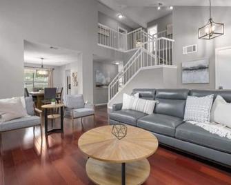 'Boni and Blithe' - Pet-Friendly! Centrally Located! Fenced in Yard! - McNeil - Sala de estar