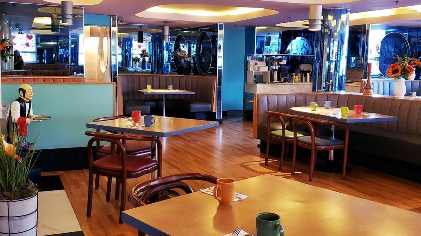 James Bay Inn Hotel, Suites & Cottage