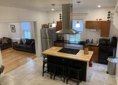 81A East Allen 2 bdrm Apartment steps to Downtown - Winooski - Cucina