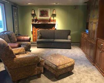 Country living in Oregon. Private room and bathroom. - Albany - Living room
