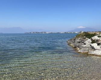 Cozy three-room apartment JOLLY equipped with all comforts, with balcony. - Sirmione - Beach