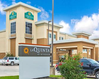 La Quinta Inn & Suites by Wyndham Gonzales TX - Gonzales - Building