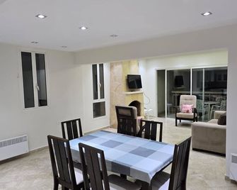 Full Country Club Access 4-bedroom apartment in Ehden Mountain Village - Ehden - Dining room