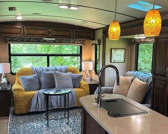 Cozy RV on farm property in Rutherfordton with AC, WiFi - Rutherfordton - Living room