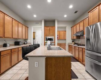 The Rivercrest Branch House - Close to Costco, Boat Ramp, Fishing, and Shopping - Redding - Kitchen