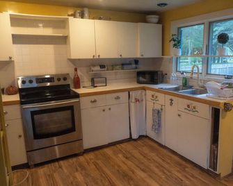 Cozy 3-bedroom apartment with AC and WiFi minutes from the Westerly beaches - Westerly - Küche