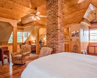Lookout Cottages - Eureka Springs - Bedroom