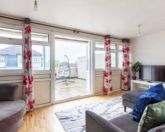 Spacious Room by Lee Valley White Water Centre. Waltham Cross - Waltham Cross