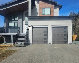 Modern Private Suite Fast Wifi Parking Quiet Stay - Prince George - Building