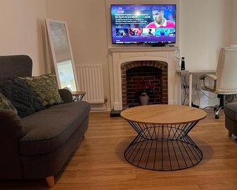 Entire -4 Bedrooms Detached House with Driveway - Nottingham - Living room