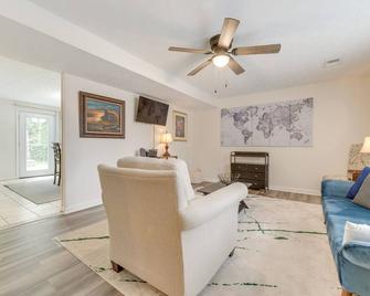 Quiet Vacation Rental in Peachtree City w/ Yard! - Peachtree City - Вітальня