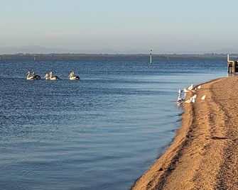 Loch Haven, 4 Lake St Loch Sport.2 min walk to Lake. Beautiful views from Deck. - 로흐 스포트 - 해변