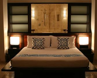 Bungalow Steps from Beach with Club Privileges, Pool, Restaurant - Governor’s Harbour - Bedroom