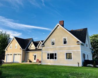 Secluded Waterview Farmhouse Near City + Beaches - Cornwall - Gebouw