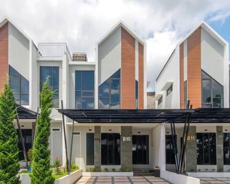 Twospaces Living At Bsb Villa Maharaja, Malang - 瑪琅 - 建築