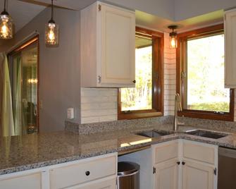 Updated, large Crystal Home on golf course. 5/5 rated. - Thompsonville - Kitchen