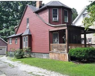 Cozy 2 bedroom in Highland Square, pets welcome! - Akron - Building