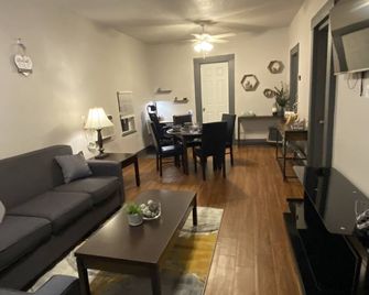 2 BR charming GH 5 mins from downtown, sleeps 4, availble for mid or long term. - Oklahoma City - Living room