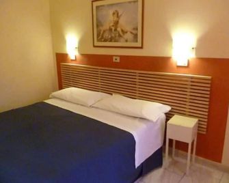 Hotel Pensione Romeo - Bari - Camera da letto