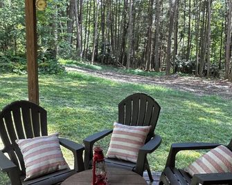 Cozy Cabin nestled in the woods between Summersville and Fayetteville WV - Mount Nebo - Patio