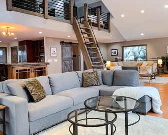 Jeremys Mountain Chalet @jeremysmountainchalet - Girdwood - Salon