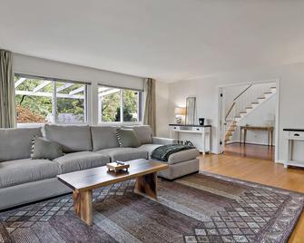 Stay,Work,Thrive on the premier House, Entire home in McLean - McLean - Salon