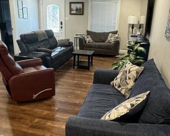 Walk to Stadium | 3BR w/ Lush Yard + Patio - Arlington - Salon