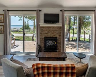 Merry Light Cove- Waterfront on Lake Huron & Sauna - Wiarton - Living room