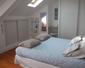 Comfortable house overlooking the port and close to shops. - Port-en-Bessin-Huppain - Schlafzimmer