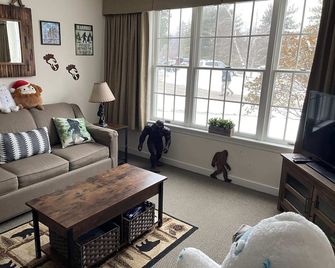 Unique Yeti-Theme Ski On Off Suite Jiminy-Sleeps 4 - Hancock - Sala de estar