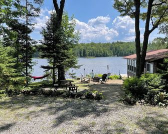 Cozy Adirondack cabin with private dock and kayaks, feet from Adirondack Lake - Indian Lake - Patio