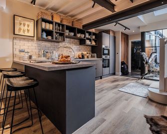 Boutique Retreat With Movie Room And Parking - Broadstairs - Kitchen