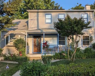 Hans' Villa - Charming 8 Bedroom Home with 2 Baths - Hyattsville - Building