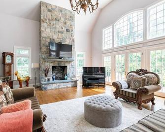 Westover Castle -Majestic in The Forest - Stamford - Living room