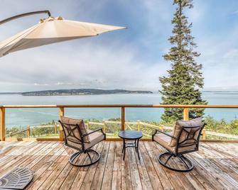 Dog-friendly home with stunning bay views, woodstove & outdoor firepit - Camano Island - Balcony