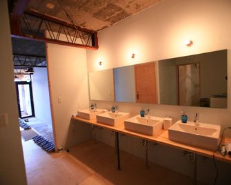 Kamp Houkan-cho Backpacker's Inn & Lounge - Okayama