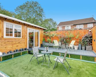 Aspen Close 4 Bedroom Retreat with Spa, Sauna and Gym - Buckingham - Patio