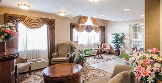 Econo Lodge Inn & Suites Evansville - Evansville - Living room