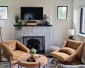 Newly updated cozy home, 3 blocks from town center - Ligonier - Sala de estar