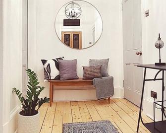Oakshaw Apartment - Elegant Rustic Apartment in City Centre - Paisley - Living room