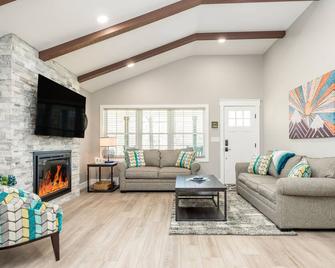 Blue Bamboo Escape - Swannanoa - Living room