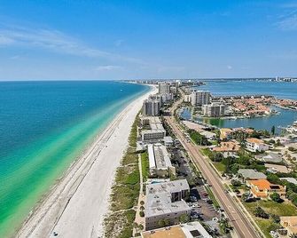Beachside Condo, Furnished, Renovated 2bed/2bath/Balcony kitchen and living room - Belleair Beach - Beach