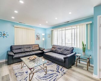 2 Blocks to Boardwalk! Ocean City Family Retreat - Ocean City - Living room