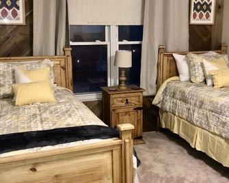 Stunning home with breathtaking backyard view - Germantown - Bedroom